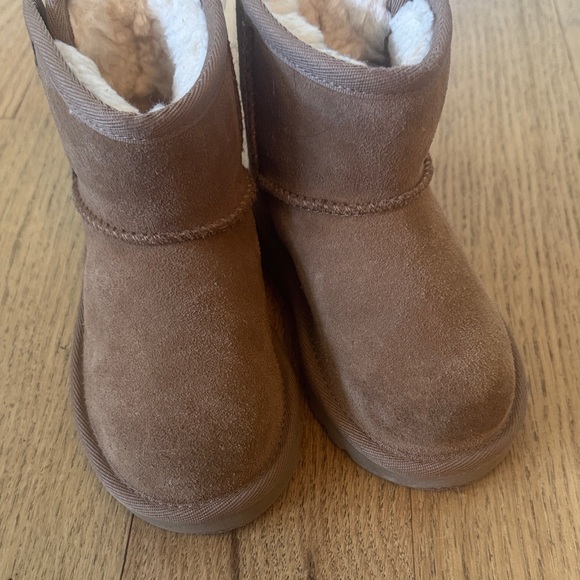UGG Classic Mini Chestnut Shearling Boots - Picture 4 of 6